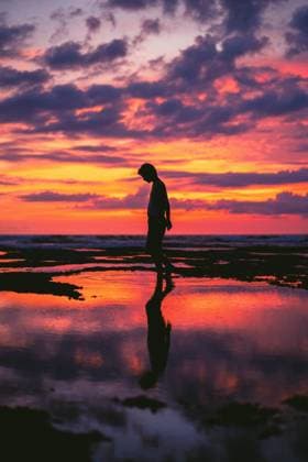 Creative Highlights Symbolbilder Woman traveler on the ocean at an incredible sunset. Denpasar, Bali, Indonesia CR_YUKI240306-1362009-01 ,model released, Symbolfoto