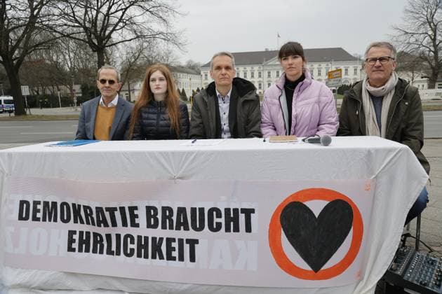 News Themen der Woche KW11 News Bilder des Tages Geologie-Professor Nikolaus Froitzheim, Schülerin Laura Bischoff, Physiker Rolf Meyer, Sprecherin der Bewegung Carla Hinrichs, Landwirt Eberhard Räder, Deutschland, Berlin, Schloss Bellevue, Pressekonferenz, Letzte Generation plant nächste Protestwelle *** Geology Professor Nikolaus Froitzheim, student Laura Bischoff, physicist Rolf Meyer, spokesperson for the movement Carla Hinrichs, farmer Eberhard Räder, Germany, Berlin, Bellevue Palace, press conference, Last generation plans next wave of protest