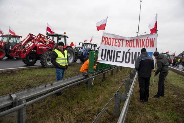 Bilder des Jahres 2024, News 03 März News Themen der Woche KW11 News Bilder des Tages March 11, 2024, Wartkowcie, Lodz Voivodeship, Poland: Protesting farmers set up a banner during the blockade of the A2 motorway near Wartkowice in Poland. Following failed negotiation with the Government to reach an agreement, from Monday until Wednesday, farmers decided to block roads in Poland, including the A2 motorway connecting eastern Poland with western Poland. The protest began on Monday morning, traffic on the A2 highway is completely blocked in both directions - Poznan (and the German border), and Warsaw..Farmers have two demands in particular: limiting the inflow of agricultural and food products to Poland from Ukraine and solving the issue of the entire green deal. Protesters say that absolutely nothing has been done when it com - ZUMAs197 20240311_aaa_s197_092 Copyright: xAttilaxHusejnowx