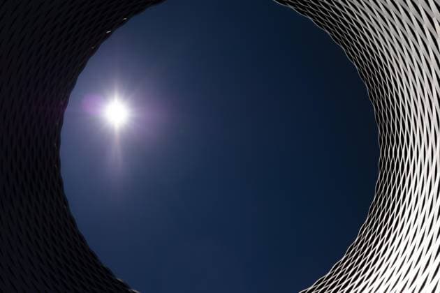 Creative Highlights World  Das moderne Gebäude mit Loch in der Messe Basel mit klaren blauen Himmel und Sonne in der Schweiz *** the Modernity Building with Hole in the Exhibition Basel with clear blue Sky and Sun in the Switzerland Copyright: imageBROKER/MatsxSilvan iblkdx10293791.jpg RECORD DATE NOT STATED