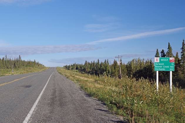 Street leads as endless Grade through Wilderness, no Traffic and a Traffic sign, Alaska Highway, Yukon Territory, Canada, North America Copyright: imageBROKER/ReinhardxPantke iblrpa09954519.jpg RECORD DATE NOT STATED