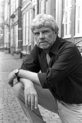 Hardy Krüger stellt bei einem Pressetermin die Serie Weltenbummler vor, bei der er die Regie führt, Hamburg im September 1987 *** Hardy Krüger presents the series Weltenbummler, which he directs, at a press event in Hamburg in September 1987