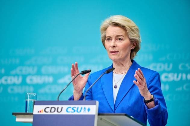 Ursula von der Leyen bei der Pressekonferenz mit dem Parteivorsitzenden von CDU und CSU nach gemeinsamen einer Präsidiumssitzung zur Verabschiedung des Wahlprogramms zur bevorstehenden Wahl des Europäischen Parlaments im Konrad-Adenauer-Haus in Berlin. Ursula von der Leyen at the press conference with the party chairmen of the CDU and CSU after a joint presidential committee meeting to adopt the election program for the upcoming European Parliament elections at the Konrad Adenauer House in Berlin. snapshot-photography F.Boillot *** Ursula von der Leyen at the press conference with the party chairmen of the CDU and CSU after a joint presidential committee meeting to adopt the election program for the upcoming European Parliament elections