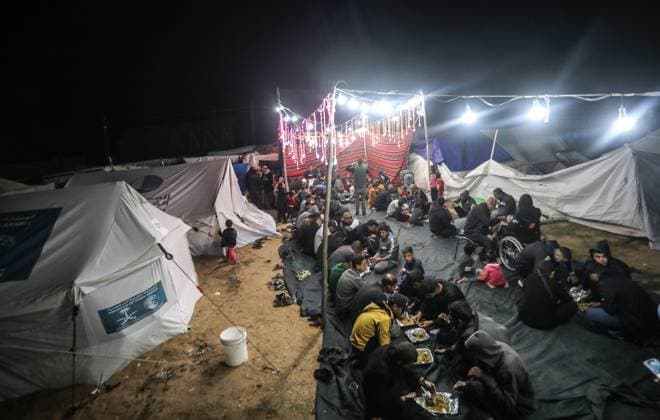 Bilder des Jahres 2024, News 03 März News Themen der Woche KW11 News Bilder des Tages Displaced Palestinians have fast-breaking (iftar) dinner amid makeshift tents in in the Rafah refugee camp, the first day of Muslims holy month Ramadan in Rafah, Gaza on March 11, 2024.  GAZ2024031134 IsmaelxMohamad