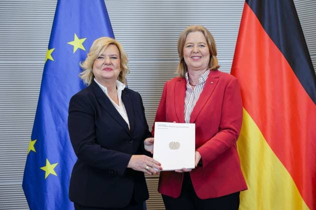 News Themen der Woche KW11 News Bilder des Tages Eva Hoegl, Wehrbeauftragte des Deutschen Bundestages, uebergibt ihren Jahresbericht 2023 an Bundestagspraesidentin Baerbel Bas (SPD). Berlin, 12.03.2024. Berlin Deutschland *** Eva Hoegl, Parliamentary Commissioner for the Armed Forces, hands over her Annual Report 2023 to Bundestag President Baerbel Bas SPD Berlin, 12 03 2024 Berlin Germany Copyright: xThomasxTrutschelxphotothek.dex
