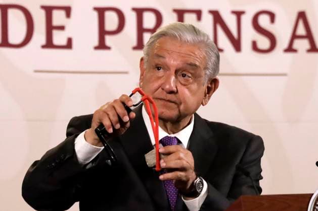 Mexico s President Lopez Obrador Health Pulse report March 12, 2024, Mexico City, Mexico: The president of Mexico, Andres Manuel Lopez Obrador shows a slingshot, that were used to cause damage to the National Palace in the attack by alleged Ayotzinapa students during the a briefing conference at the National Palace. on March 12, 2024 in Mexico City, Mexico (Photo by Luis Barron Eyepix Group) Copyright: xLuisxBarronx xEyepixxGroupx LB_12032024_114068