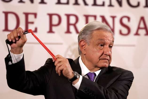 News Bilder des Tages Mexico s President Lopez Obrador Health Pulse report March 12, 2024, Mexico City, Mexico: The president of Mexico, Andres Manuel Lopez Obrador shows a slingshot, that were used to cause damage to the National Palace in the attack by alleged Ayotzinapa students during the a briefing conference at the National Palace. on March 12, 2024 in Mexico City, Mexico (Photo by Luis Barron Eyepix Group) Copyright: xLuisxBarronx xEyepixxGroupx LB_12032024_114070
