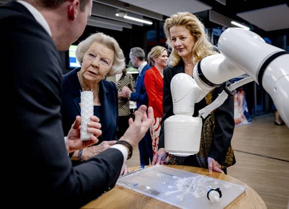 THE HAGUE - Princess Beatrix and Princess Mabel during the presentation of the tenth Prince Friso Engineering Prize at The Hague University of Applied Sciences. The winner of the prize can call himself Engineer of the Year for a year. ANP REMKO DE WAAL netherlands out - belgium out  Copyright: xx x493625460x originalFilename: 493625460.jpg