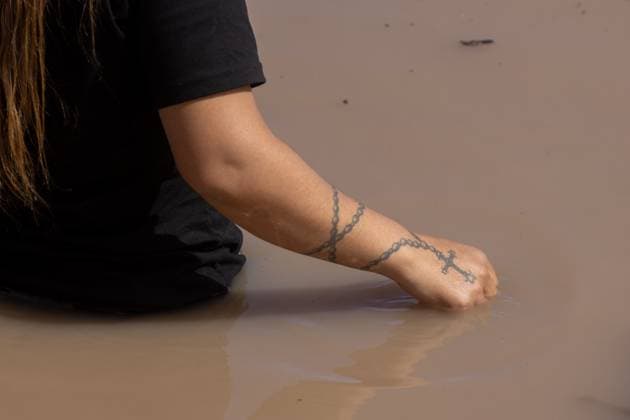 Migranten an der Grenze zwischen Mexiko und den USA March 13, 2024, Auburn Hills, Michigan, USA: A woman, traveling with a group of migrants, swims to the shore of the Rio Grande to secure a rope that will aid others in crossing the river, as many of them cannot swim. The migrants are seeking to cross in order to seek asylum in the United States Auburn Hills USA - ZUMAp241 20240313_zip_p241_003 Copyright: xDavidxPeinadox