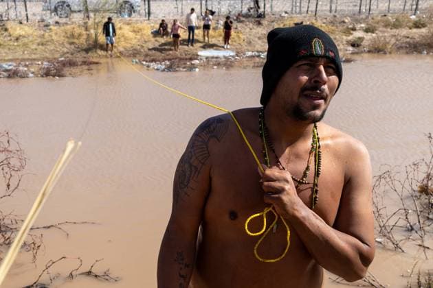 Migranten an der Grenze zwischen Mexiko und den USA March 13, 2024, Auburn Hills, Michigan, USA: Hundreds of migrants, hailing from various nationalities, persist in their relentless quest to cross the border between Mexico and the United States in pursuit of a better life. They employ inflatable rafts to navigate the river, which, during this season, exhibits considerable depths. Auburn Hills USA - ZUMAp241 20240313_zip_p241_008 Copyright: xDavidxPeinadox