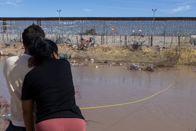 Migranten an der Grenze zwischen Mexiko und den USA March 13, 2024, Auburn Hills, Michigan, USA: A woman, traveling with a group of migrants, swims to the shore of the Rio Grande to secure a rope that will aid others in crossing the river, as many of them cannot swim. The migrants are seeking to cross in order to seek asylum in the United States Auburn Hills USA - ZUMAp241 20240313_zip_p241_010 Copyright: xDavidxPeinadox