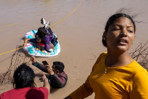 Migranten an der Grenze zwischen Mexiko und den USA March 13, 2024, Auburn Hills, Michigan, USA: Hundreds of migrants, hailing from various nationalities, persist in their relentless quest to cross the border between Mexico and the United States in pursuit of a better life. They employ inflatable rafts to navigate the river, which, during this season, exhibits considerable depths. Auburn Hills USA - ZUMAp241 20240313_zip_p241_012 Copyright: xDavidxPeinadox