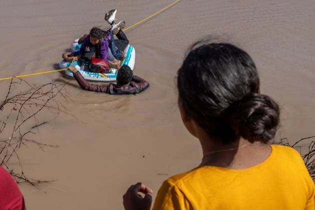 Migranten an der Grenze zwischen Mexiko und den USA March 13, 2024, Auburn Hills, Michigan, USA: Hundreds of migrants, hailing from various nationalities, persist in their relentless quest to cross the border between Mexico and the United States in pursuit of a better life. They employ inflatable rafts to navigate the river, which, during this season, exhibits considerable depths. Auburn Hills USA - ZUMAp241 20240313_zip_p241_013 Copyright: xDavidxPeinadox
