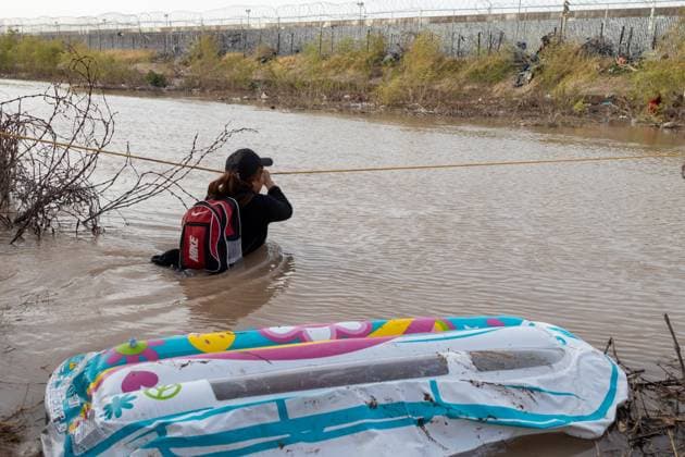 March 13, 2024, Auburn Hills, Michigan, USA: Hundreds of migrants, mainly from Venezuela, are seen crossing the border in Ciudad JuoÂ¡rez, Chihuahua, Mexico. They use a rope to traverse the deep Rio Grande, aiming to avoid detection by the Texas National Guard and later surrender to the Border Patrol. Their goal is to initiate an asylum request process in hopes of starting a new life Auburn Hills USA - ZUMAp241 20240313_zip_p241_026 Copyright: xDavidxPeinadox