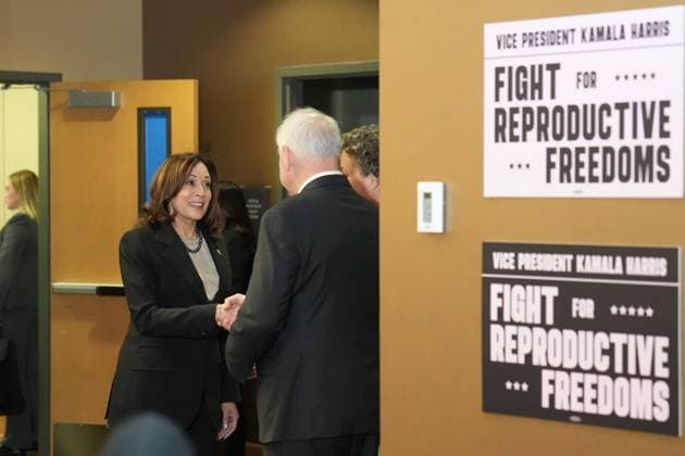 March 14, 2024, St. Paul, MN, United States: Vice President Kamala Harris greets Minnesota Gov. Tim Walz at Planned Parenthood Thursday, March 14, 2024, St. Paul, Minnesota. St. Paul United States - ZUMAm67_ 20240314_zaf_m67_010 Copyright: xGlenxStubbex