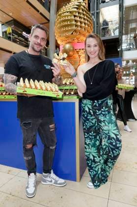 Bilder des Jahres 2024, Entertainment 03 März Entertainment Themen der Woche KW11 Entertainment Bilder des Tages Marc Barthel und Anna Hofbauer beim Charity Verkauf von Lindt Osterhasen zu Gunsten der Hamburger Tafel e.V. und der Budnianer Stiftung in der Europa Passage. Hamburg, 14.03.2024 *** Marc Barthel and Anna Hofbauer at the charity sale of Lindt Easter bunnies in aid of Hamburger Tafel e V and the Budnian Foundation in the Europa Passage Hamburg, 14 03 2024 Foto:xgbrcix xFuturexImagex osterhasebverkauf_4316