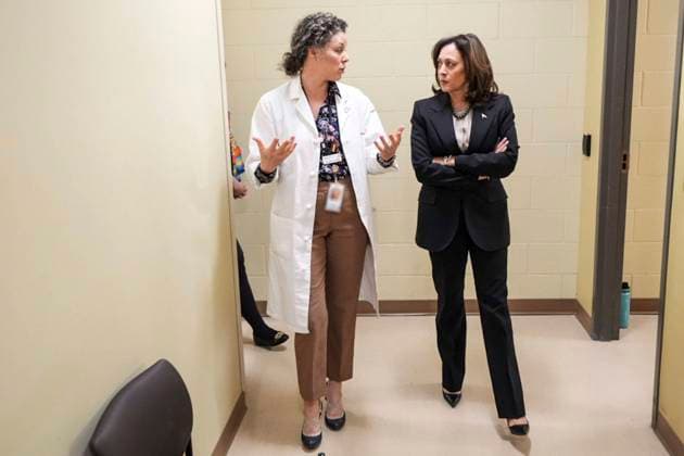 March 14, 2024, St Paul, Mn, United States of America: U.S Vice President Kamala Harris, right, listens to Dr. Sarah Traxler, chief medical director for Planned Parenthood North Central region, during a tour of the medical facilities at Planned Parenthood, March 14, 2024 in St. Paul, Minnesota. Harris is the first visit by a sitting Vice President to a clinic that provides abortions. St Paul United States of America - ZUMAp138 20240314_zaa_p138_029 Copyright: xLawrencexJackson WhitexHousex
