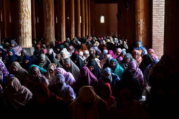 News Bilder des Tages March 15, 2024, Srinagar, India: Kashmiri Muslim women offer congregational prayers at the Grand Mosque or Jamia Masjid during the first Friday of Ramadan in Srinagar. Muslims throughout the world are marking the month of Ramadan, the holiest month in the Islamic calendar in which devotees fast from dawn till dusk. Srinagar India - ZUMAs197 20240315_aaa_s197_059 Copyright: xSaqibxMajeedx