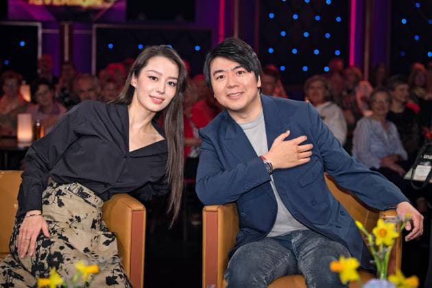 Entertainment Themen der Woche KW11 Entertainment Bilder des Tages MDR - Riverboat. Pianist Lang Lang mit seiner Ehefrau, der Pianistin, Gina Alice Redlinger anläßlich der Aufzeichnung der MDR - Talkshow Riverboat am 15.03.2024 in der Mediacity Leipzig. 20240315ADO0042 *** MDR Riverboat pianist Lang Lang with his wife, the pianist, Gina Alice Redlinger on the occasion of the recording of the MDR talk show Riverboat on 15 03 2024 in the Mediacity Leipzig 20240315ADO0042