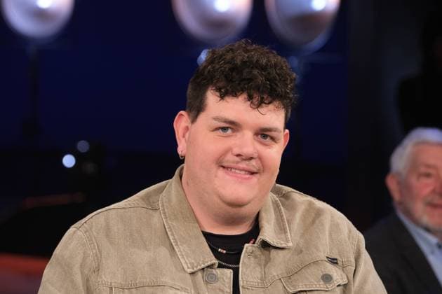 Isaak Guderian, Musiker und ESC-Teilnehmer, zu Gast in der NDR Talk Show, Fototermin am 15.3.2024 im Fernsehstudio Hamburg Lokstedt *** Isaak Guderian, musician and ESC participant, as a guest on the NDR Talk Show, photo session on 15 3 2024 in the Hamburg Lokstedt TV studio