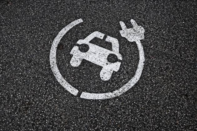 Elektromobilität. Piktogram für Ladestation von Elektroautos. Traunstein Bayern Deutschland *** Electromobility pictogram for charging station for electric cars Traunstein Bavaria Germany Copyright: xRolfxPossx
