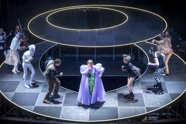 Bilder des Jahres 2024, Entertainment 03 März Entertainment Themen der Woche KW11 Alice, eine Pop Opera nach Lewis Carroll am Staatstheater Cottbus DEU Brandenburg Cottbus Â Im Großen Haus des Staatstheater Cottbus hatte am Samstag, 16. März 2024, ein spielendes, singendes und tanzendes Schauspielensemble Alice, eine Pop Opera nach Lewis Carroll, zur Premiere. Das Team aus Regisseur Philipp Rosendahl, (Live-)Musiker Miles Perkin, Bühnenbildnerin Mara-Madeleine Pieler, Kostümbilder Philipp Basener begeistert mit allen Mitteln der Theaterkünste, mit bekannten Coversongs und eigenen Arrangements sowie mitreißenden Choreografien zu Live-Musik das Publikum. Mit: Annika Neugart (Alice), Torben Appel, Manolo Bertling, Gunnar Golkowski, Lauren Mace, Charlotte Müller, Markus Paul, Miles Perkin, Nathalie SchÃ