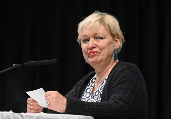 Pressekonferenz zum Sommerprogramm der Salzkammergut Festwochen Gmunden, in der Landesmusikschule Gmunden, am 15.03.2024. Das Bild zeigt die Leiterin der Sparte Literatur und Schauspiel und ehemalige Direktorin des Wiener Burgtheaters, Karin Bergmann 2024 - Pressekonferenz zum Sommerprogramm der Salzkammergut festwochen Gmunden, in der Landesmusikschukle Gmunden, am 15.03.2024. *** Press conference on the summer program of the Salzkammergut Festwochen Gmunden, at the Landesmusikschule Gmunden, on 15 03 2024 The picture shows the head of the literature and drama section and former director of the Vienna Burgtheater, Karin Bergmann 2024 Press conference on the summer program of the Salzkammergut festwochen Gmunden, at the Landesmusikschukle G