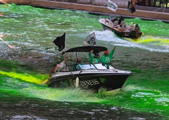 Bilder des Jahres 2024, News 03 März News Themen der Woche KW11 News Bilder des Tages (240317) -- CHICAGO, March 17, 2024 -- People dye the Chicago River green in celebration of St. Patrick s Day in Chicago, the United States, March 16, 2024. (Photo by Xinhua) U.S.-CHICAGO-ST. PATRICK S DAY JoelxLerner 