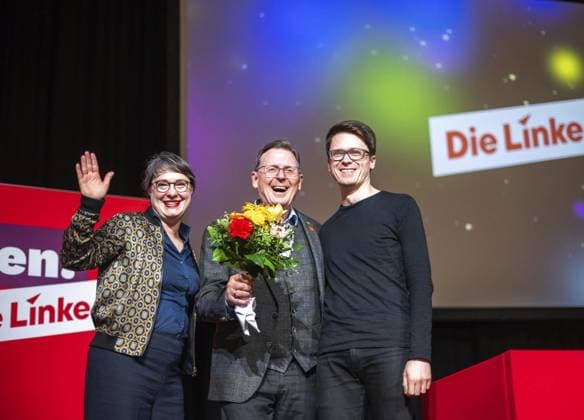 News Themen der Woche KW11 News Bilder des Tages DIE LINKE - LANDESPARTEITAG IN ILMENAU ** NUR FÜR REDAKTIONELLE ZWECKE ** EDITORIAL USE ONLY **<p>17 03 2024-Ilmenau: DIE LINKE. Thüringen - Landesparteitag in der Festhalle Ilmenau im Foto: Ministerpräsident Bodo Ramelow (Die Linke), mitte, mit den beiden Landesvorsitzenden Ulrike Grosse-Röthig (Die Linke), links und Christian Schaft (Die Linke), rechts, nach seiner Rede. ( Deutschland Thueringen Ilmenau Copyright: SaschaxFromm *** DIE LINKE LANDESPARTEITAG IN ILMENAU FOR EDITORIAL PURPOSES ONLY EDITORIAL USE ONLY p 17 03 2024 Ilmenau DIE LINKE Thüringen Landesparteitag in der Festhalle Ilmenau im Foto Ministerpräsident Bodo Ramelow Die Linke , mit den beiden Landesvorsitzenden Ulrike Grosse Röthig Die Linke , links und Christi Copyright: SaschaxFromm doc7ulfkpvwilt1kehz6dah ,EDITORIAL USE ONLY
