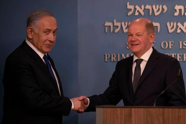 News Themen der Woche KW11 Israeli Prime Minister Benjamin Netanyahu, left, and the German Chancellor Olaf Scholz shake hands after speaking in Jerusalem, Israel, Sunday, March 17, 2024. Pool  JERX20240317202 LeoxCorrea