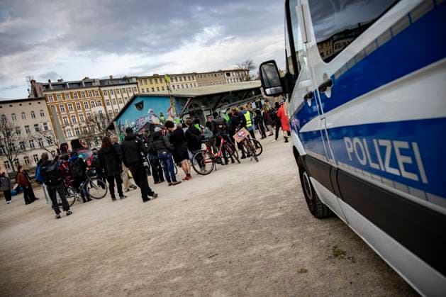 Demonstration gegen Polizeigewalt, gegen Rassismus und für offene Grenzen am Görlitzer Park in Berlin am 15. März 2024. Demonstration gegen Polizeigewalt am Görlitzer Park *** Demonstration against police violence, against racism and for open borders at Görlitzer Park in Berlin on March 15, 2024 Demonstration against police violence at Görlitzer Park