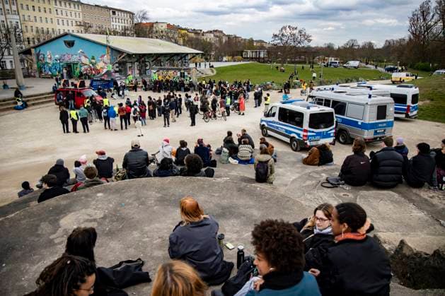 Demonstration gegen Polizeigewalt, gegen Rassismus und für offene Grenzen am Görlitzer Park in Berlin am 15. März 2024. Demonstration gegen Polizeigewalt am Görlitzer Park *** Demonstration against police violence, against racism and for open borders at Görlitzer Park in Berlin on March 15, 2024 Demonstration against police violence at Görlitzer Park