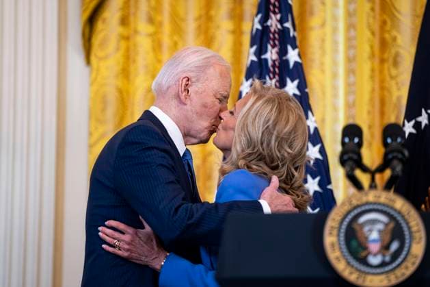 Bilder des Jahres 2024, News 03 März News Themen der Woche KW12 News Bilder des Tages US President Joe Biden kisses US First Lady Jill Biden during a Women s History Month reception in the East Room of the White House in Washington, DC on Monday, March 18, 2024. The Biden administration is rolling out an executive order to strengthen women s health research standards across federal agencies and prioritize its funding in an effort to close the gap on long-standing disparities.  WAX20240318829 AlxDrago