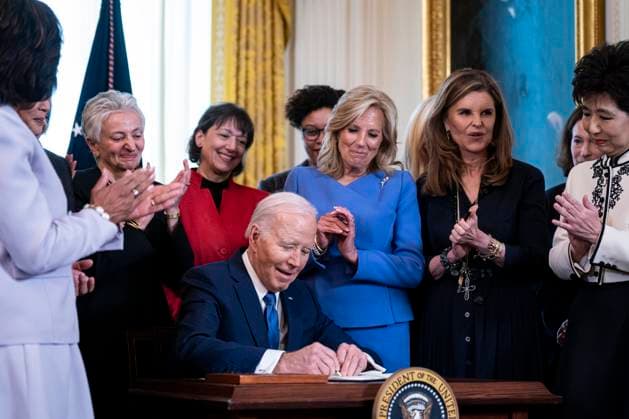 News Bilder des Tages US President Joe Biden signs an executive order during a Women s History Month reception in the East Room of the White House in Washington, DC on Monday, March 18, 2024. The Biden administration is rolling out an executive order to strengthen women s health research standards across federal agencies and prioritize its funding in an effort to close the gap on long-standing disparities.  WAX20240318832 AlxDrago