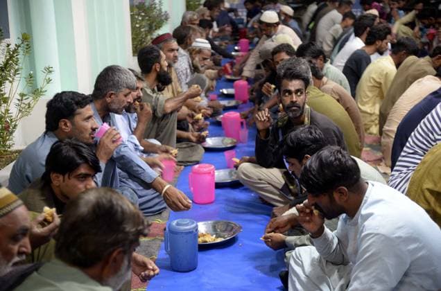 News Bilder des Tages RECORD DATE NOT STATED KARACHI, PAKISTAN, MAR 18: Faithful Muslims are breaking the fast (Iftar) under the supervision of charitable organization during the Holy month of Ramadan-ul-Mubarak, in Karachi on Monday, March 18, 2024. (S.Imran Ali PPI Images). EDITORIAL USE ONLY Copyright: xx AR-ZM-180324x ppiphotos415948