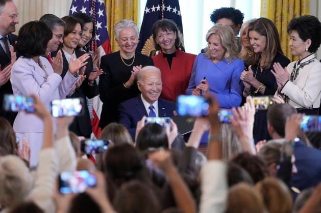 March 18, 2024, Washington, District Of Columbia, USA: United States President Joe Biden signs an executive order to boost women™s health care during a Women™s History Month reception at the White House in Washington, DC, March 18, 2024 Washington USA - ZUMAs152 20240318_faa_s152_012 Copyright: xChrisxKleponisx