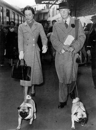 Duke and Duchess of Windsor Return to France: The Duke and Duchess of Windsor at the station yesterday with their two pet dogs. The Duke and Duchess of Windsor arrived in Paris yesterday from America. They are to spend the rest of the year in France. April 27, 1954. (Photo by Paul Popper, Paul Popper Ltd.). Windsor; Paris France; America  Copyright: xPaulxPopperxLtd.x 5513-19387703