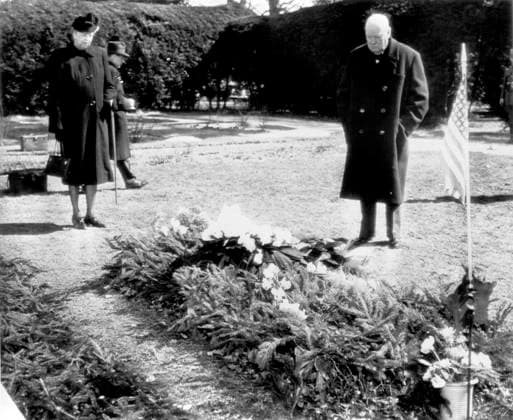 Churchill Visits Rossevelt s Grave : Winston Churchill, former Prime Minister of England, stands beside the grave of Franklin D. Roosevelt after laying a floral tribute on the last resting place of the former President here today. Mrs. Roosevelt stands at left. March 12, 1946. (Photo by AP Wirephoto). England  Copyright: xAPxWirephotox 5513-19404360