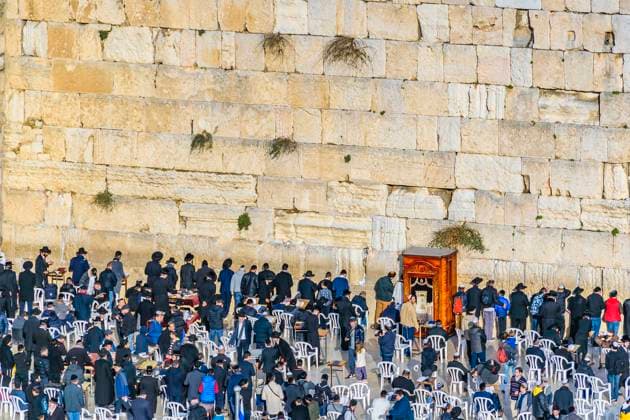 Aerial View Wailing Wall, Old Jerusalem JERUSALEM, ISRAEL, DECEMBER - 2019 - Aerial view crowd at famous wailing wall, old jerusalem city Copyright: xZoonar.com DanielxFerreira-LeitesxCiccarinox 16856374