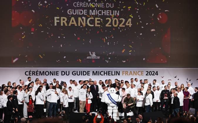 (240319) -- TOURS, March 19, 2024 -- Chefs take a family photo during the Michelin Guide for France 2024 awards ceremony in Tours, France, March 18, 2024. The Michelin Guide launched its 2024 France edition on Monday in Tours. ) FRANCE-TOURS-MICHELIN GUIDE GaoxJing 