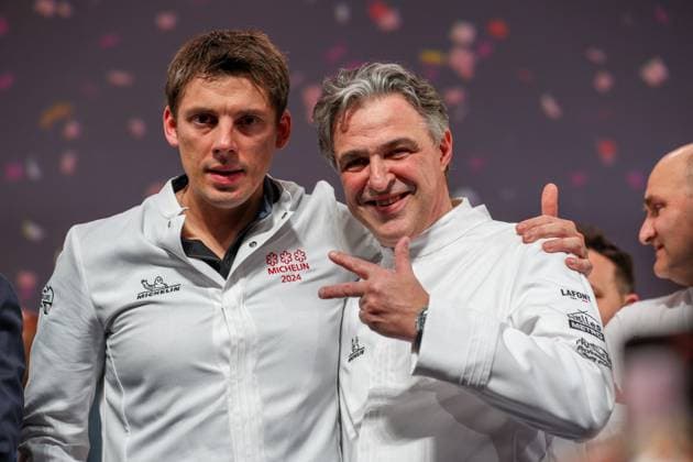 Michelin Guide For France Awards Ceremony - Tours Three Michelin-starred French chef for La Table du Castellet in Le Castellet (Var) Fabien Ferre (L) and Three Michelin-starred French chef of Gabriel at La Reserve Paris hotel Jerome Banctel (R) celebrate their three Michelin stars on stage during the Michelin Guide for France 2024 awards ceremony in Tours, center France on March 18, 2024. The Michelin guide awarded on March 18, 2024 62 stars to French restaurants, a class of 2024 rich in first honors, with 52 first stars, eight second stars and two triple-starred houses. Photo by Pascal Avenet ABACAPRESS.COM Tours Indre-et-Loire (37) France  Copyright: xAvenetxPascal ABACAx