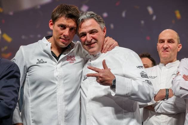 Michelin Guide For France Awards Ceremony - Tours Three Michelin-starred French chef for La Table du Castellet in Le Castellet (Var) Fabien Ferre (L) and Three Michelin-starred French chef of Gabriel at La Reserve Paris hotel Jerome Banctel (R) celebrate their three Michelin stars on stage during the Michelin Guide for France 2024 awards ceremony in Tours, center France on March 18, 2024. The Michelin guide awarded on March 18, 2024 62 stars to French restaurants, a class of 2024 rich in first honors, with 52 first stars, eight second stars and two triple-starred houses. Photo by Pascal Avenet ABACAPRESS.COM Tours Indre-et-Loire (37) France  Copyright: xAvenetxPascal ABACAx