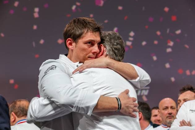 Michelin Guide For France Awards Ceremony - Tours Three Michelin-starred French chef for La Table du Castellet in Le Castellet (Var) Fabien Ferre (L) and Three Michelin-starred French chef of Gabriel at La Reserve Paris hotel Jerome Banctel (R) celebrate their three Michelin stars on stage during the Michelin Guide for France 2024 awards ceremony in Tours, center France on March 18, 2024. The Michelin guide awarded on March 18, 2024 62 stars to French restaurants, a class of 2024 rich in first honors, with 52 first stars, eight second stars and two triple-starred houses. Photo by Pascal Avenet ABACAPRESS.COM Tours Indre-et-Loire (37) France  Copyright: xAvenetxPascal ABACAx