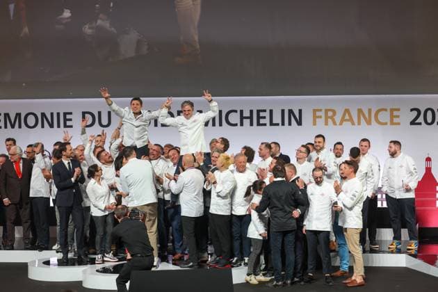Michelin Guide For France Awards Ceremony - Tours Three Michelin-starred French chef for La Table du Castellet in Le Castellet (Var) Fabien Ferre (L) and Three Michelin-starred French chef of Gabriel at La Reserve Paris hotel Jerome Banctel (R) celebrate their three Michelin stars on stage during the Michelin Guide for France 2024 awards ceremony in Tours, center France on March 18, 2024. The Michelin guide awarded on March 18, 2024 62 stars to French restaurants, a class of 2024 rich in first honors, with 52 first stars, eight second stars and two triple-starred houses. Photo by Pascal Avenet ABACAPRESS.COM Tours Indre-et-Loire (37) France  Copyright: xAvenetxPascal ABACAx