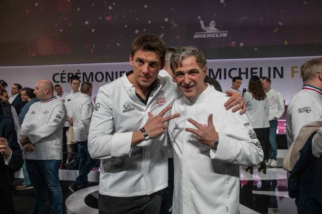 News Bilder des Tages Michelin Guide For France Awards Ceremony - Tours Three Michelin-starred French chef for La Table du Castellet in Le Castellet (Var) Fabien Ferre (L) and Three Michelin-starred French chef of Gabriel at La Reserve Paris hotel Jerome Banctel (R) celebrate their three Michelin stars pose for a picture during the Michelin Guide for France 2024 awards ceremony in Tours, center France on March 18, 2024. The Michelin guide awarded on March 18, 2024 62 stars to French restaurants, a class of 2024 rich in first honors, with 52 first stars, eight second stars and two triple-starred houses. Photo by Pascal Avenet ABACAPRESS.COM Tours Indre-et-Loire (37) France  Copyright: xAvenetxPascal ABACAx