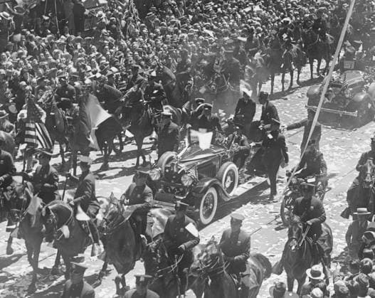 CHARLES A. LINDBERGH. (1902-1974). American aviator. Lindbergh riding on top of the rear seat in an open car during the ticker-tape parade in his honor in New York City, 13 June 1927.  Copyright: xGRANGERx xGRANGERx 0012272