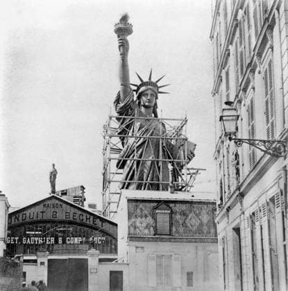 THE STATUE OF LIBERTY. Under construction in Paris c1884.  Copyright: xGRANGERx xGRANGERx 0014101