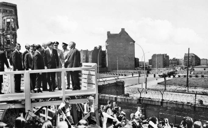 FOTOMONTAGE JFK IN BERLIN, 1963. President John F. Kennedy and German Chancellor Konrad Adenauer at Checkpoint Charlie by the Berlin Wall during Kennedy s visit to West Berlin on 26 June 1963.  Copyright: xGRANGERx xGRANGERx 0014582