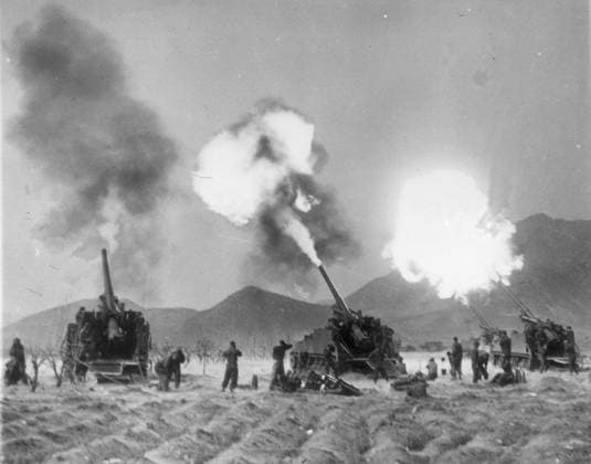 KOREAN WAR, 1951. United Nations artillerymen firing Eighth Army 155mm guns against advancing communist troops, 1951.  Copyright: xGRANGERx xGRANGERx 0017768