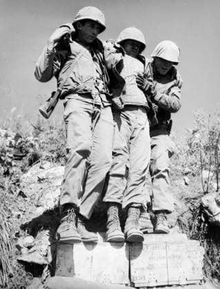 KOREAN WAR: TRIANGLE HILL. Two Infantrymen of the Seventh Infantry Division helping a comrade wounded in the fighting on Triangle Hill, October 1952.  Copyright: xGRANGERx xGRANGERx 0017832